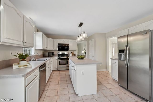 7 Sun Valley Way, Washington Twp., NJ 07853