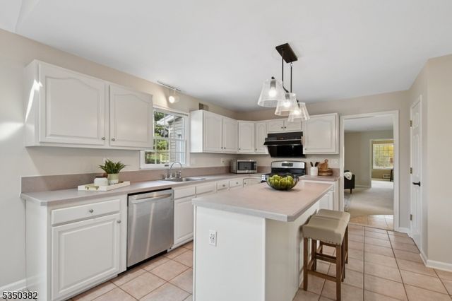 7 Sun Valley Way, Washington Twp., NJ 07853