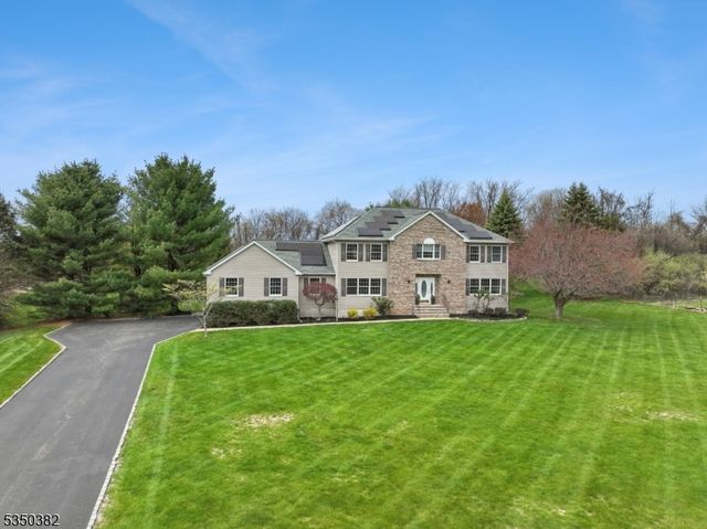 7 Sun Valley Way, Washington Twp., NJ 07853