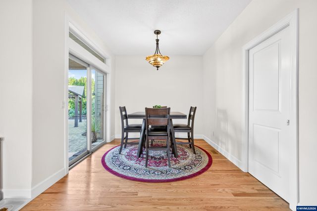 867 Corsair Dr, Independence, OR 97351