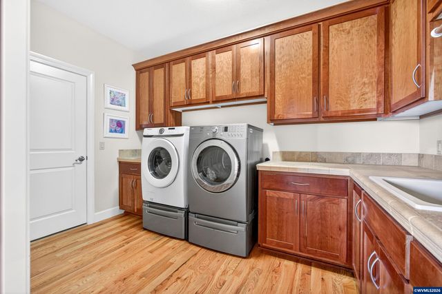 867 Corsair Dr, Independence, OR 97351