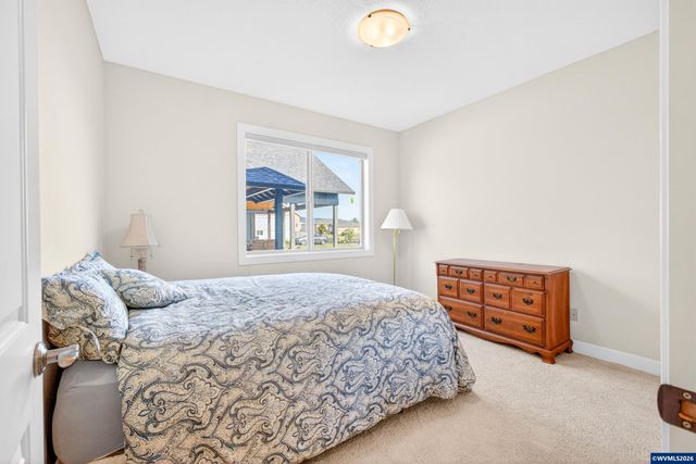 867 Corsair Dr, Independence, OR 97351