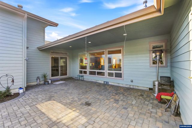 867 Corsair Dr, Independence, OR 97351