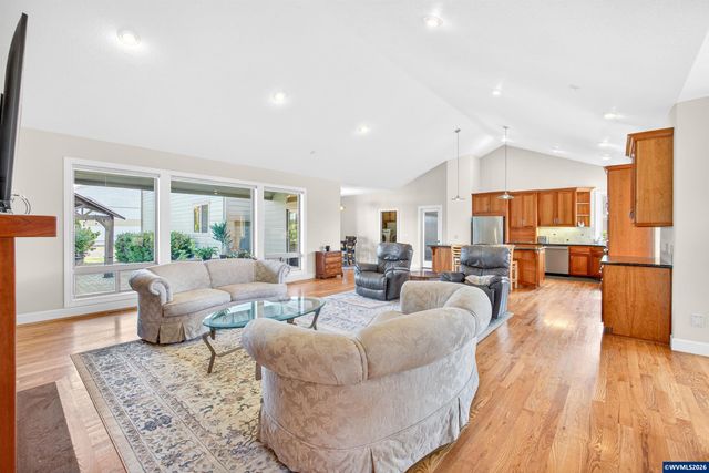 867 Corsair Dr, Independence, OR 97351