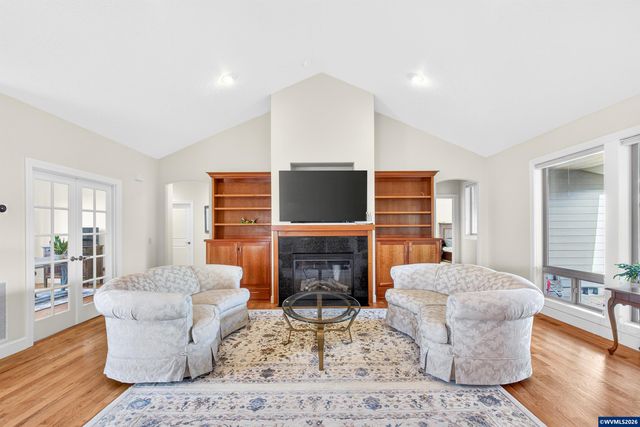 867 Corsair Dr, Independence, OR 97351