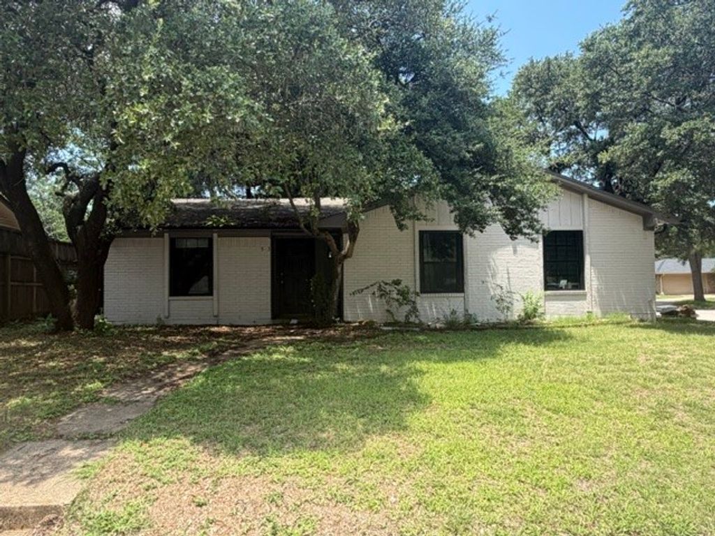 5433 Kings Manor Drive, Lake Dallas, TX 75065