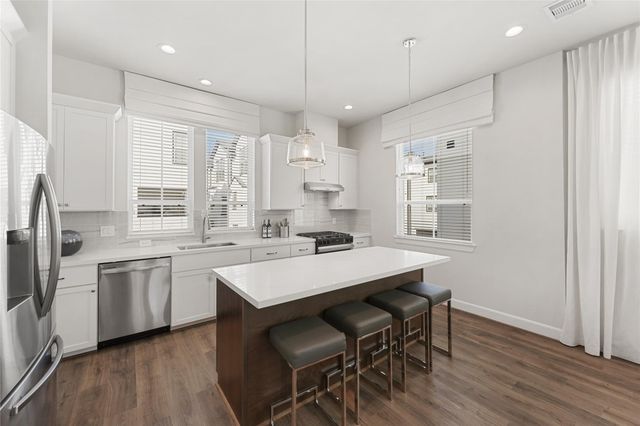 2704 Grand Fountains Drive E, Houston, TX 77054
