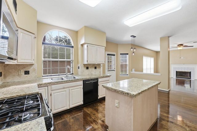 15606 Lago Villa Drive, Tomball, TX 77377