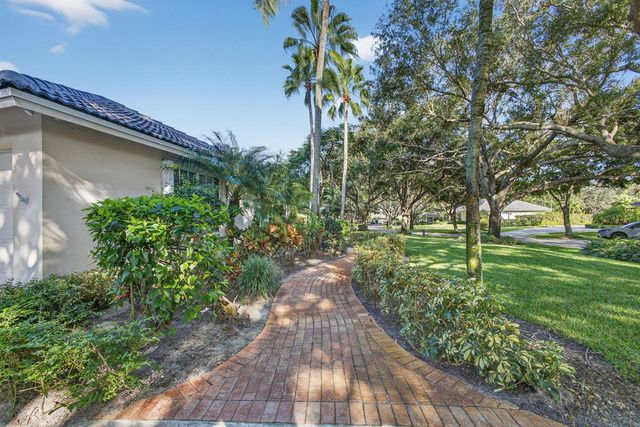 9923 SE Oak Tree Terrace, Tequesta, FL 33469