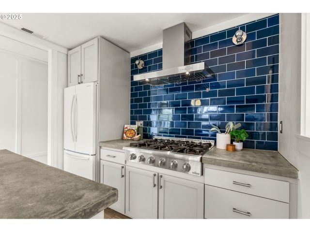 5805 Ne SHAVER St, Portland, OR 97213