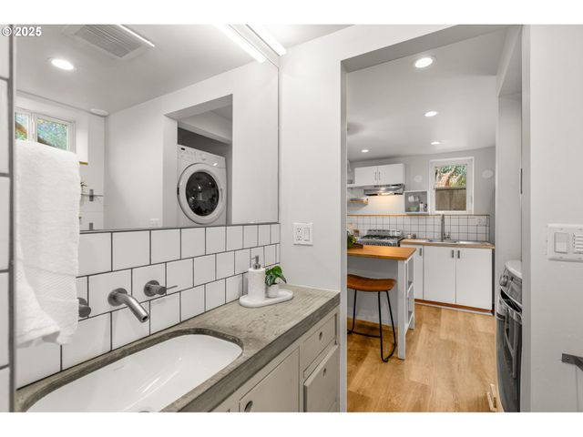 5805 Ne SHAVER St, Portland, OR 97213