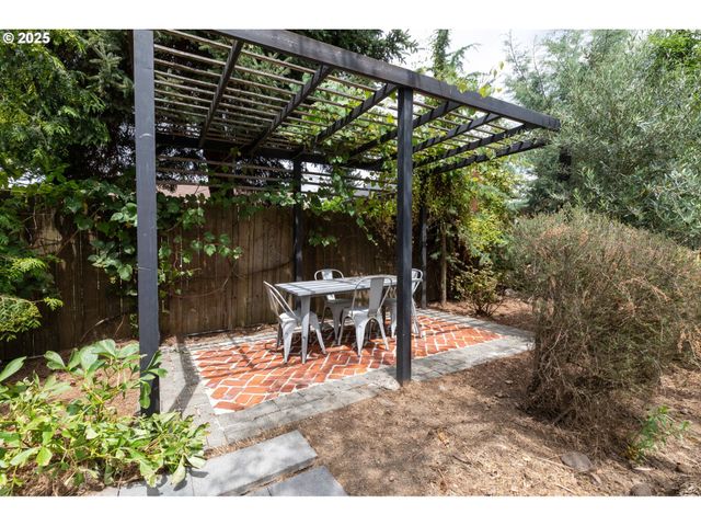 5805 Ne SHAVER St, Portland, OR 97213