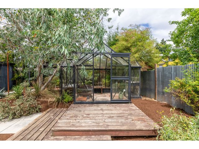5805 Ne SHAVER St, Portland, OR 97213