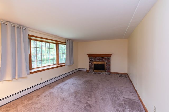 16 Crabapple Ln, Chelmsford, MA 01824