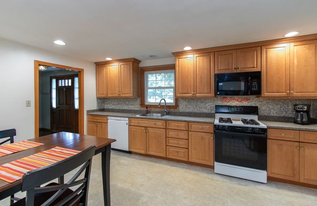 16 Crabapple Ln, Chelmsford, MA 01824