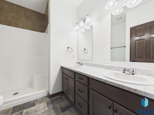 5919 S Bounty Pl Place, Sioux Falls, SD 57108