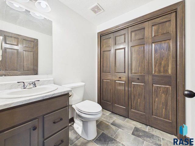 5919 S Bounty Pl Place, Sioux Falls, SD 57108