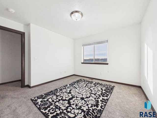 5919 S Bounty Pl Place, Sioux Falls, SD 57108