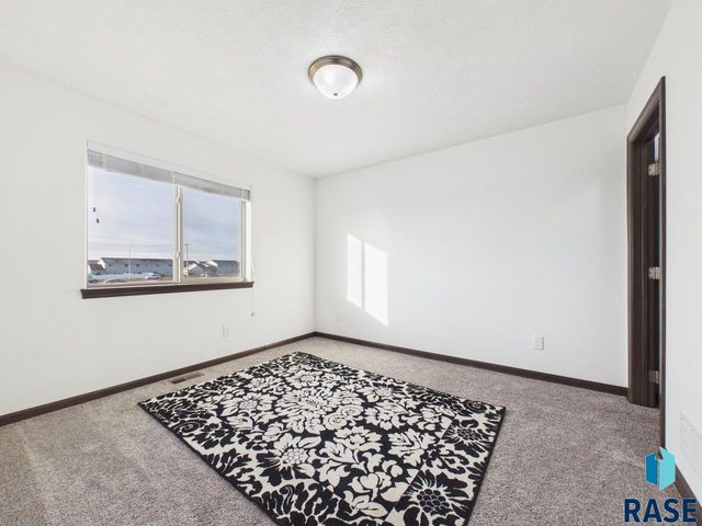 5919 S Bounty Pl Place, Sioux Falls, SD 57108