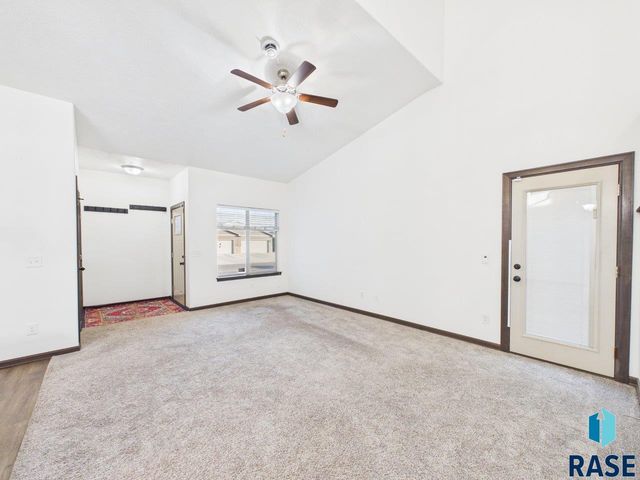 5919 S Bounty Pl Place, Sioux Falls, SD 57108