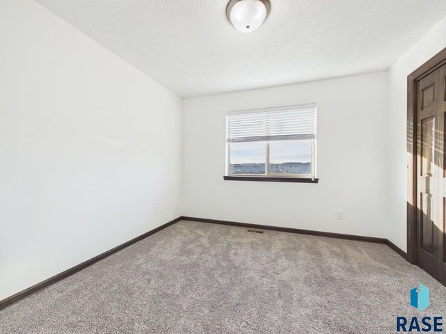 5919 S Bounty Pl Place, Sioux Falls, SD 57108