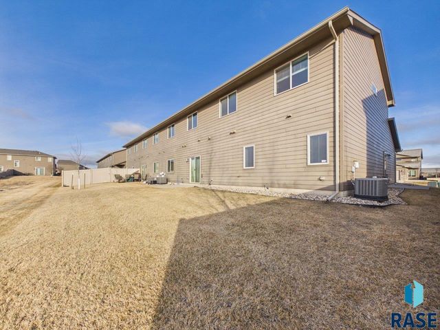 5919 S Bounty Pl Place, Sioux Falls, SD 57108