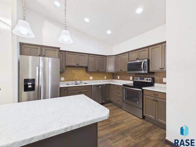 5919 S Bounty Pl Place, Sioux Falls, SD 57108