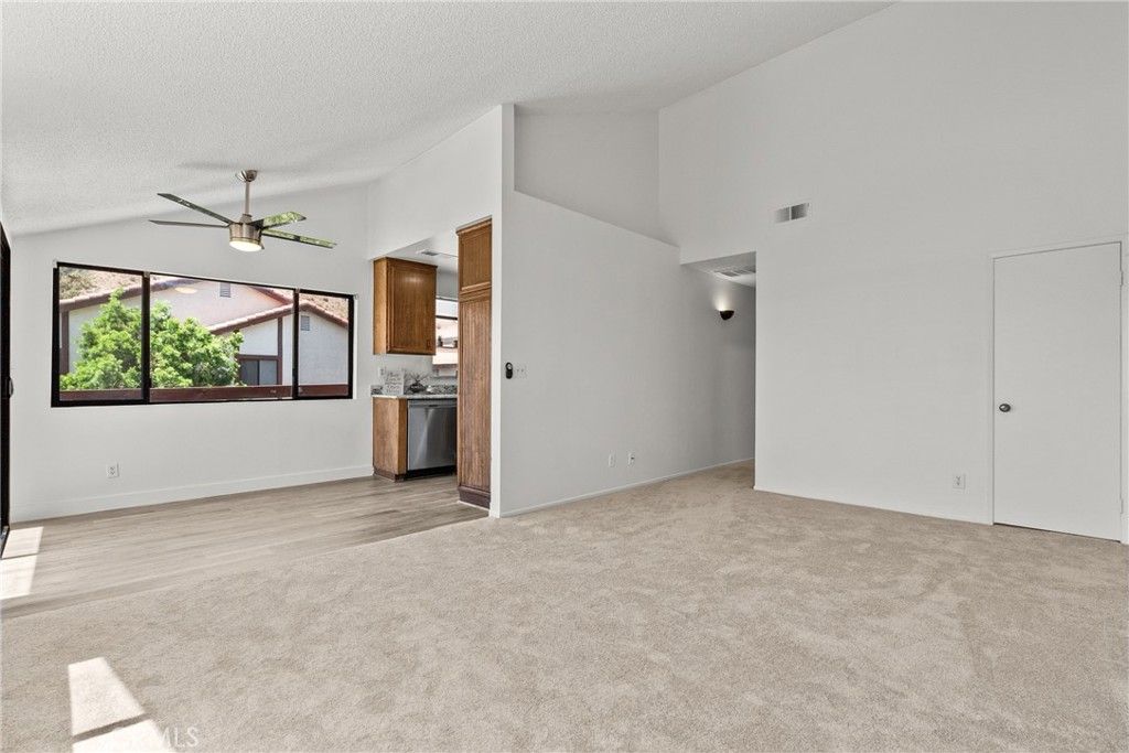 Image 8 of property listing at 18161 Sundowner 932, Canyon Country, CA 91387