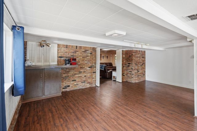 1226 Crestwood Drive, Cleburne, TX 76033