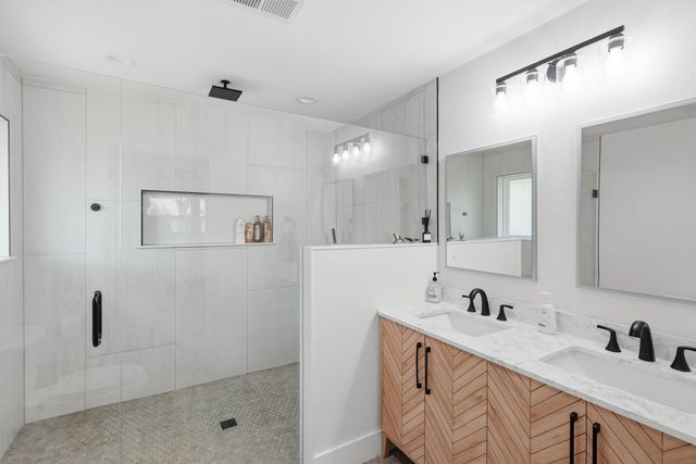 1226 Crestwood Drive, Cleburne, TX 76033