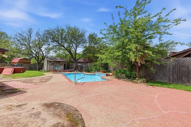 1226 Crestwood Drive, Cleburne, TX 76033