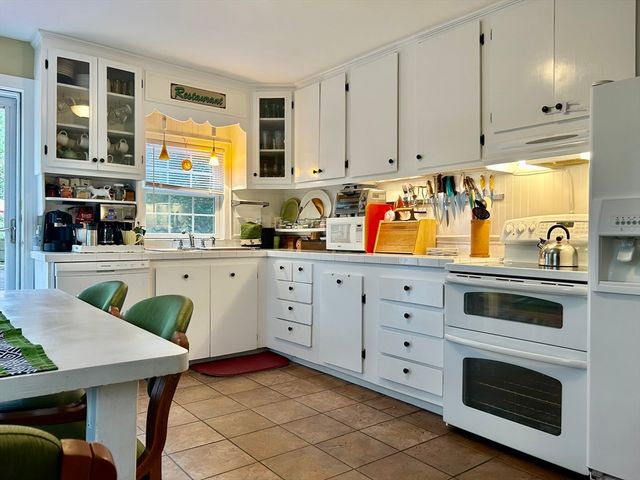 19 Rolling Acres Ln, Falmouth, MA 02536