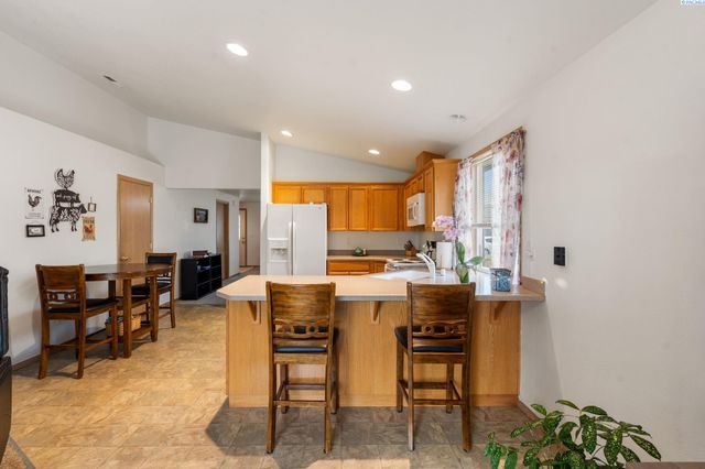 4422 Kubota Ln, Pasco, WA 99301