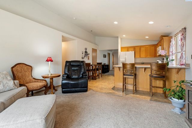 4422 Kubota Ln, Pasco, WA 99301