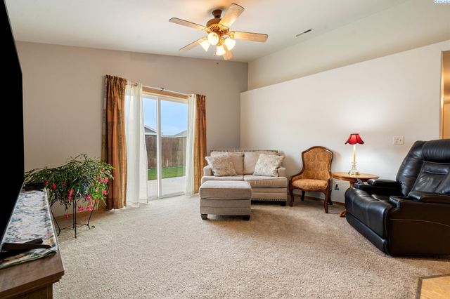 4422 Kubota Ln, Pasco, WA 99301