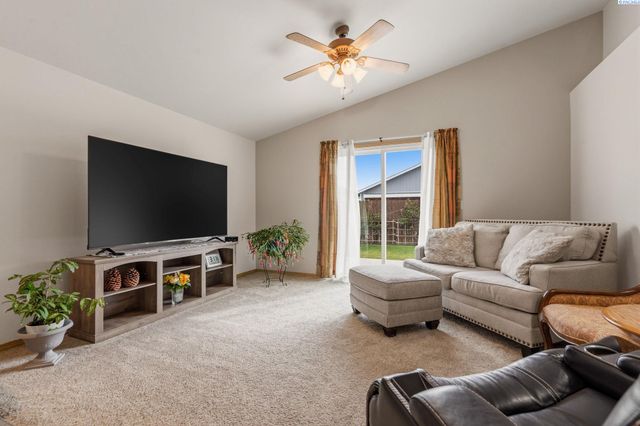 4422 Kubota Ln, Pasco, WA 99301