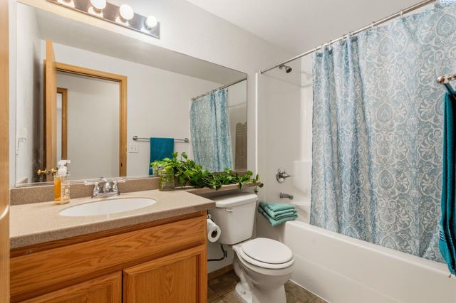 4422 Kubota Ln, Pasco, WA 99301