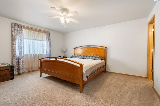 4422 Kubota Ln, Pasco, WA 99301