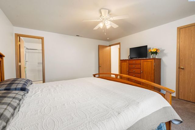 4422 Kubota Ln, Pasco, WA 99301