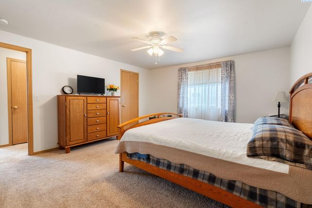 4422 Kubota Ln, Pasco, WA 99301