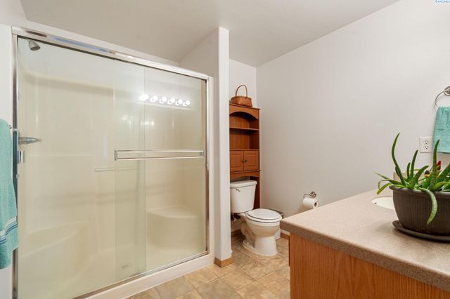 4422 Kubota Ln, Pasco, WA 99301