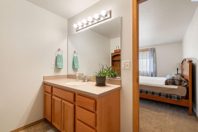 4422 Kubota Ln, Pasco, WA 99301