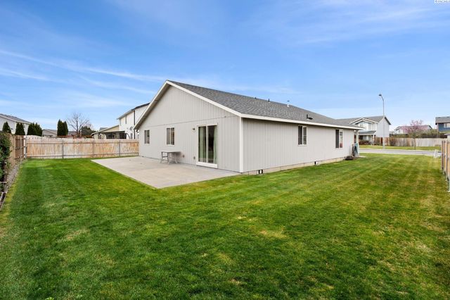 4422 Kubota Ln, Pasco, WA 99301