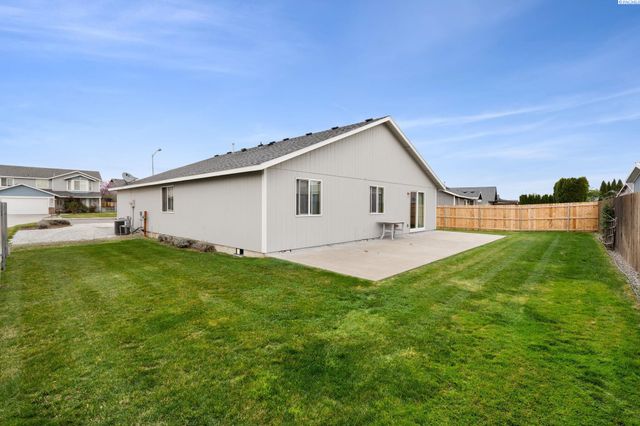 4422 Kubota Ln, Pasco, WA 99301