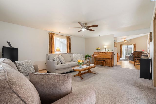 4422 Kubota Ln, Pasco, WA 99301