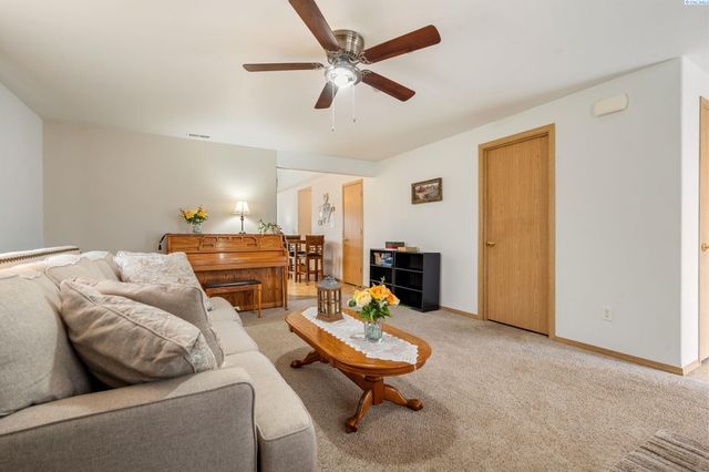 4422 Kubota Ln, Pasco, WA 99301