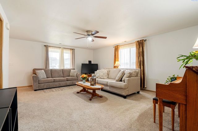 4422 Kubota Ln, Pasco, WA 99301