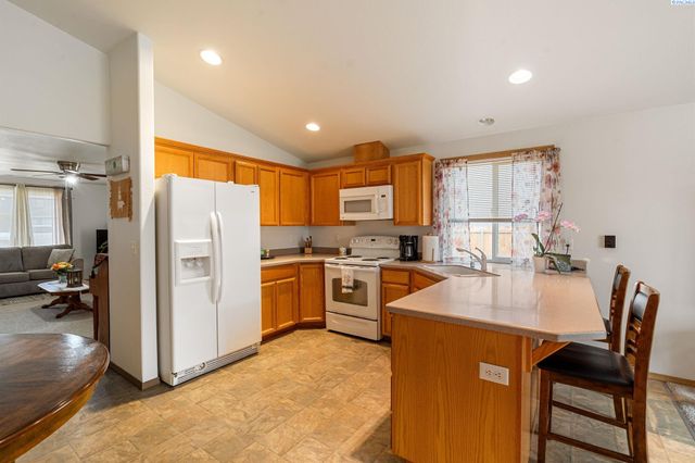 4422 Kubota Ln, Pasco, WA 99301