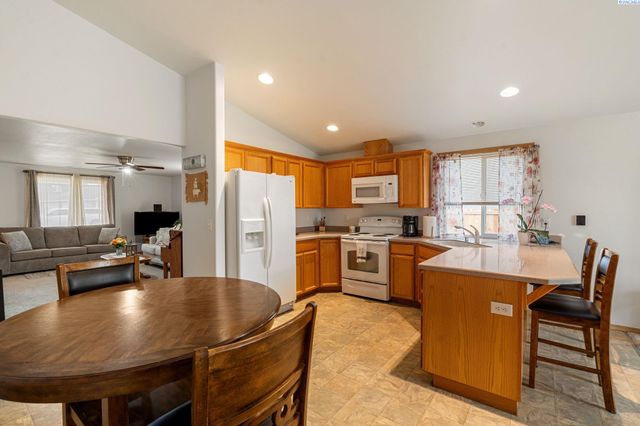 4422 Kubota Ln, Pasco, WA 99301