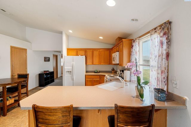 4422 Kubota Ln, Pasco, WA 99301